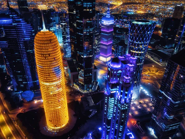 O horizonte de Doha à noite, Qatar — Fotografia de Stock