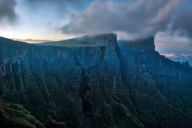 Güney Afrika'da Drakensberg anfi tiyatro