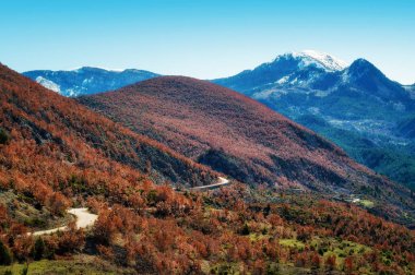 Arnavut Alpleri'nde rüzgarlı Road