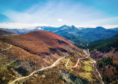 Arnavut Alpleri'nde rüzgarlı Road