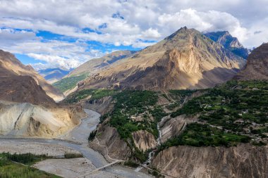 Kuzey Pakistan 'daki Karakoram Karayolu boyunca uzanan manzara,