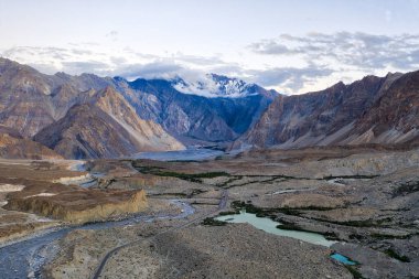 Kuzey Pakistan 'daki Karakoram Karayolu boyunca uzanan manzara,