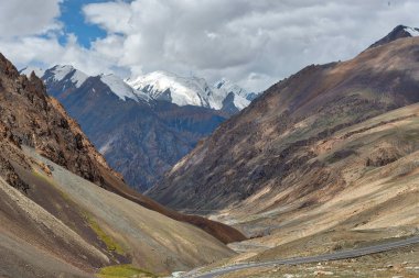 Khunjerab Geçidi, dünyanın en yüksek sınır kapısı.