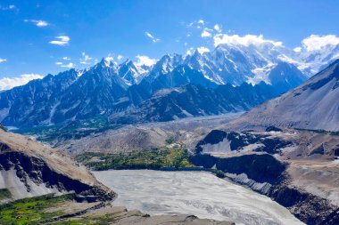 Pasu çevresindeki dağlar, Karakoram Karayolu, Kuzey Pakistan, Takas