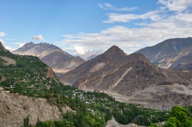 Kuzey Pakistan 'daki Karakoram Karayolu boyunca uzanan manzara,