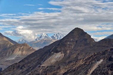 Kuzey Pakistan 'daki Karakoram Karayolu boyunca 7000 Peak,