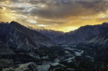 Kuzey Pakistan, Karimabad 'daki Kartal Yuvası Kalesi' nden görüntü