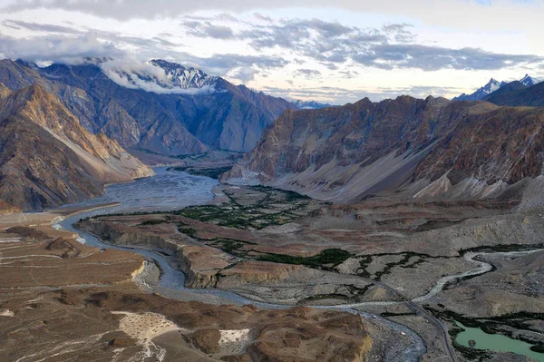 Paisaje a lo largo de la autopista Karakoram en el norte de Pakistán, tomar — Foto de Stock