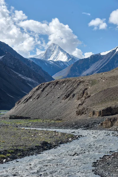 Bergsfloden i Karakorambergen i norra Pakistan, — Stockfoto