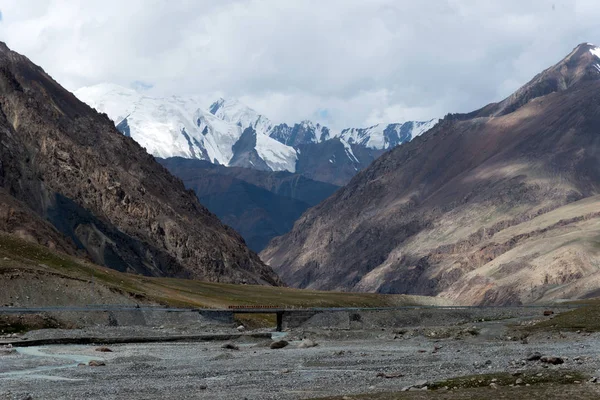 Río Montaña en las montañas Karakoram en el norte de Pakistán, —  Fotos de Stock