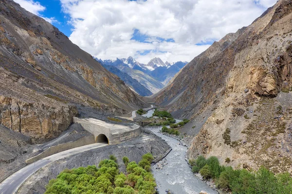 Carretera Karakoram Corriendo a través de un estrecho valle en el norte de Pa — Foto de Stock