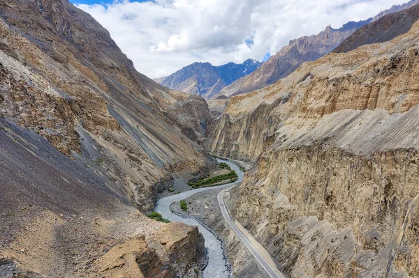 Εθνική οδός Karakoram Διασχίζοντας μια στενή κοιλάδα στη Βόρεια Pa — Φωτογραφία Αρχείου