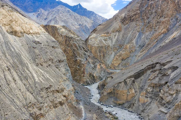 Carretera Karakoram Corriendo a través de un estrecho valle en el norte de Pa —  Fotos de Stock