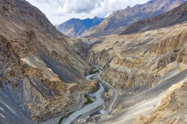 Εθνική οδός Karakoram Διασχίζοντας μια στενή κοιλάδα στη Βόρεια Pa — Φωτογραφία Αρχείου