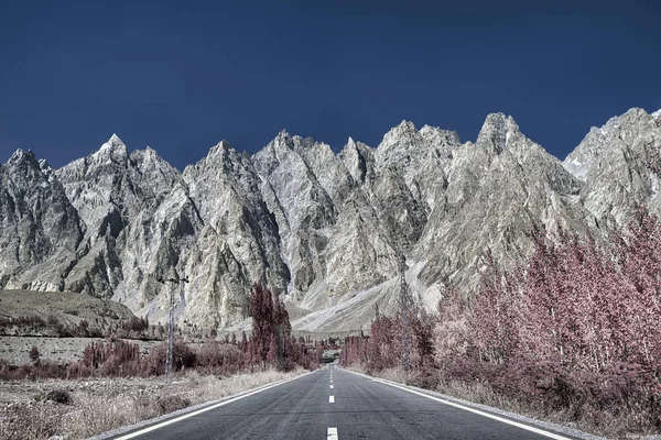 Infrarot-Foto von Passu-Kegeln in Nordpakistan, aufgenommen im August — Stockfoto