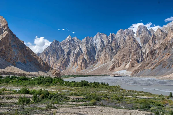 Montanhas em torno de Pasu, Karakoram Highway, norte do Paquistão, tak — Fotografia de Stock