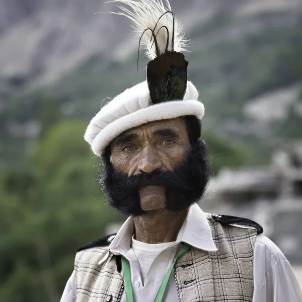 Old man wearing traditionl chitrali topi hat and mutton chops be — Stock Photo, Image