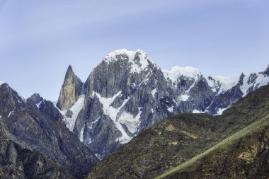 Kuzey Pakistan 'daki Karakoram Karayolu boyunca 7000 Peak,