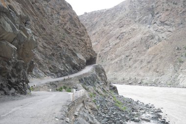 Kuzey Pakistan 'da Karakoram Otoyolu ve Skardu Yan Yolu, ta