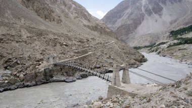 Kuzey Pakistan 'daki Karakoram Karayolu' ndaki Köprü, ele geçirildi.