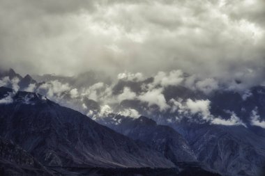 Kuzey Pakistan 'daki Karakoram Karayolu boyunca alçak asılı bulutlar