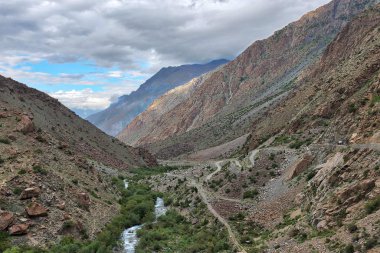 Skardu 'dan Deosai Ovası' na giden yol, Kuzey Pakistan, A 'dan alındı.