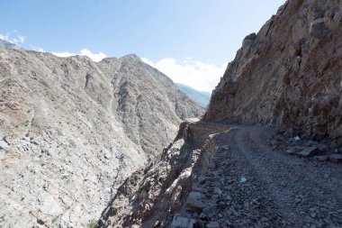 Pakistan Nanga Parbat Kampı 'na doğru Peri Çayırı Yolu.