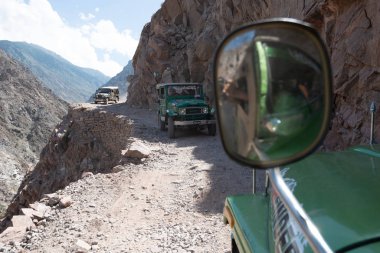 Pakistan Nanga Parbat Kampı 'na doğru Peri Çayırı Yolu.