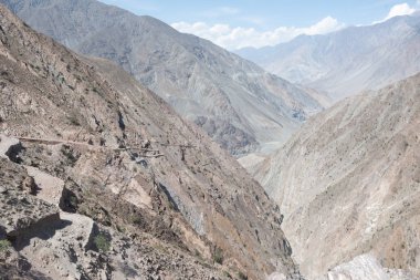 Pakistan Nanga Parbat Kampı 'na doğru Peri Çayırı Yolu.