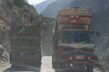Pakistan Karakoram Karayolu 'nda 19' unda çekilen kamyonlar 