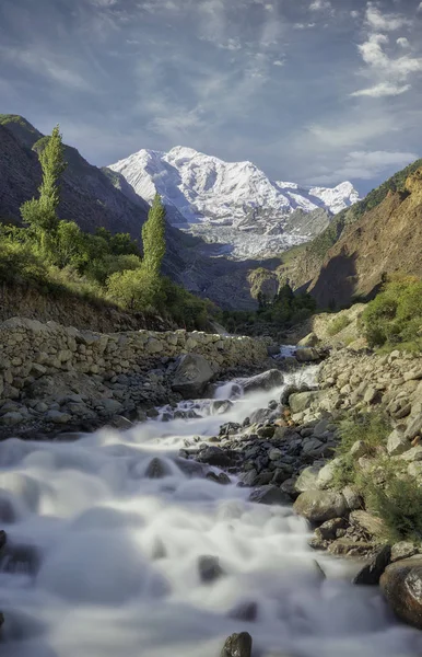 Ορεινός ποταμός ρέει κάτω Rakaposhi στο βόρειο Πακιστάν, λαμβάνουν — Φωτογραφία Αρχείου