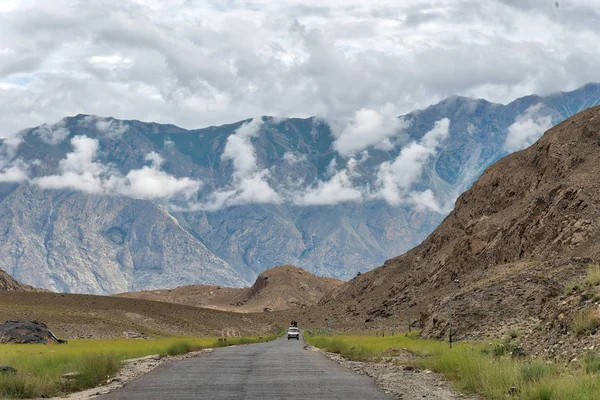 Karakoram Highway y Skardu Side Road en el norte de Pakistán, ta — Foto de Stock