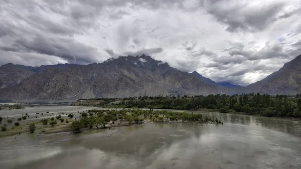 Río Indo en el norte de Pakistán en un día nublado, tomada en Augus — Foto de Stock