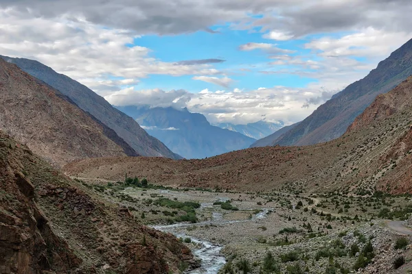 Carretera de Skardu a Deosai Plains, norte de Pakistán, tomada en A — Foto de Stock