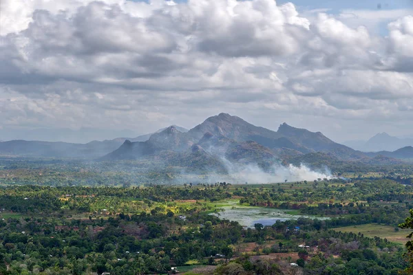 Vista da Sigiriya nello Sri Lanka centrale, scattata nell'agosto 2019 — Foto Stock