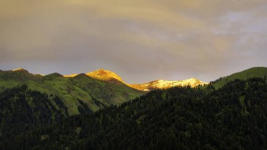 2 Ağustos 'ta Pakistan' ın kuzeyindeki Babusar geçidinde gün batımı