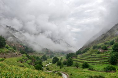 Kuzey Pakistan 'daki Babusar Geçidi' nde alçak asılı bulutlar ele geçirildi.
