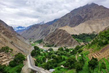 Kuzey Pakistan 'daki Karakoram Karayolu boyunca uzanan manzara,