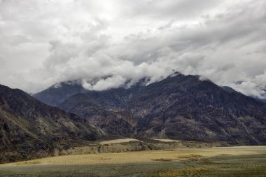 Kuzey Pakistan 'daki Karakoram Karayolu boyunca alçak asılı bulutlar