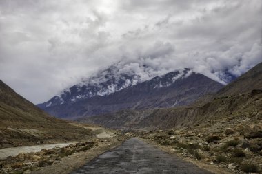 Kuzey Pakistan 'da Karakoram Otoyolu ve Skardu Yan Yolu, ta