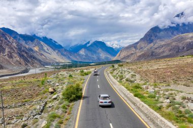 Kuzey Pakistan 'da Karakoram Otoyolu ve Skardu Yan Yolu, ta