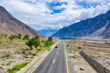 Kuzey Pakistan 'da Karakoram Otoyolu ve Skardu Yan Yolu, ta