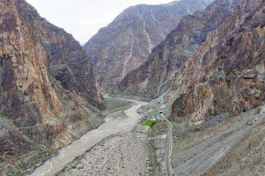 Karakoram Otoyolu Kuzey Pa 'da dar bir vadiden geçiyor.