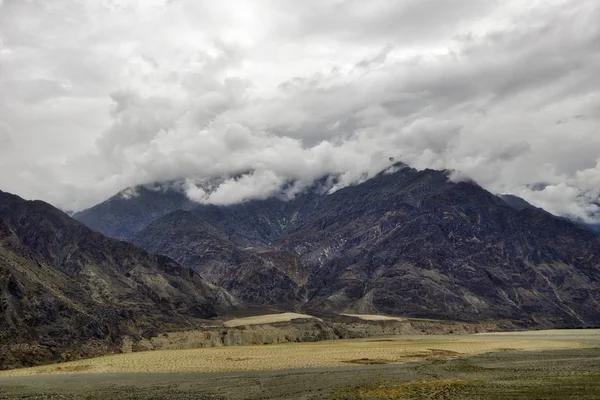 Nubes colgantes bajas a lo largo de la autopista Karakoram en el norte de Pakis — Foto de Stock