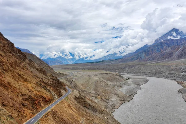 Karakoram Highway and Skardu Side Road in North Pakistan, ta — Stock fotografie