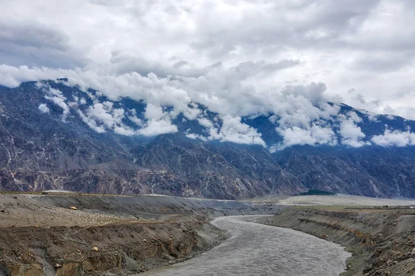 Paisagem ao longo da Rodovia Karakoram, no norte do Paquistão, tomar — Fotografia de Stock