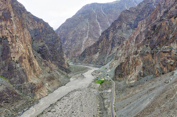 Karakoram Highway Running through a narrow Valley in Northern Pa — Stock Photo, Image