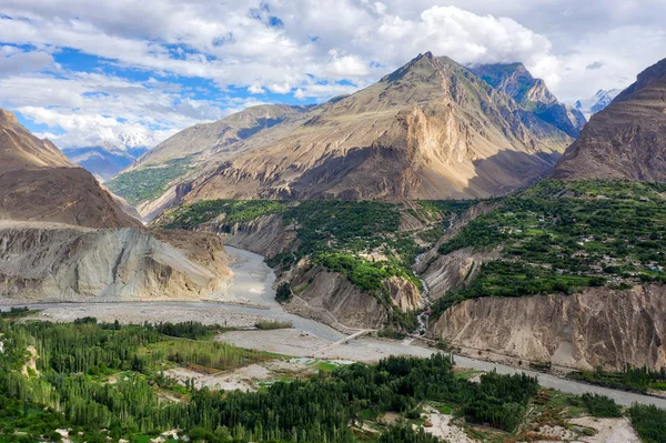 Paisagem ao longo da Rodovia Karakoram, no norte do Paquistão, tomar — Fotografia de Stock