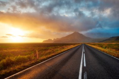İzlanda manzarası ve dağlık araziye giden yol, HDR 'de işlenmiş.