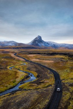 Maelifell çevresindeki Güney İzlanda Dağları 'nda HDR' de işlenmiş biraz kar var.
